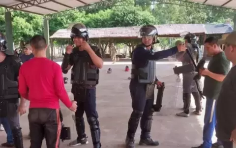 Futuros agentes penitenciarios son adiestrados por militares y polic�as