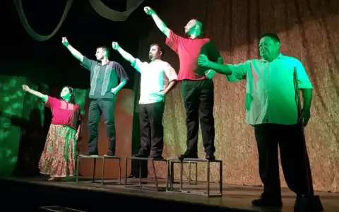 Contin�a en escena "Raza de valientes" en la Manzana de la Rivera