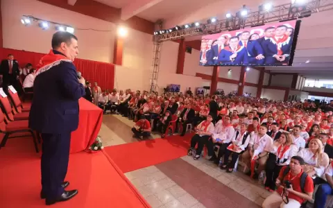 Horacio Cartes en la convenci�n colorada: "El partido marca la agenda del Paraguay".