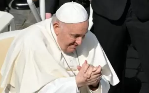 Papa Francisco rompe con la tradici�n: lava los pies solo a mujeres en el ritual anual