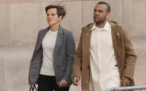 Increparon a Dani Alves despu�s de salir en libertad condicional