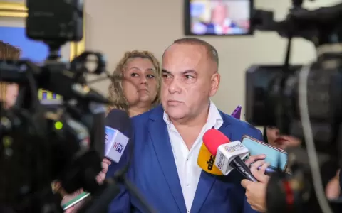 Comunicaci�n de Pe�a: �Bachi� no coincide con �Cal� y da su voto de confianza a Paula Carro