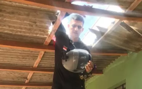 Un paracaidista fue arrastrado por el viento y aterriz� sobre el techo de una casa