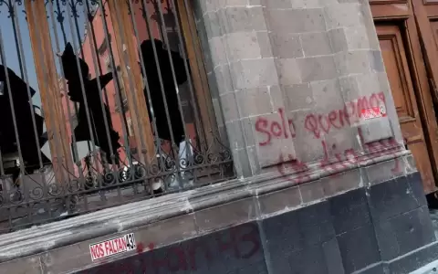 M�xico: estudiantes derriban puerta de palacio presidencial