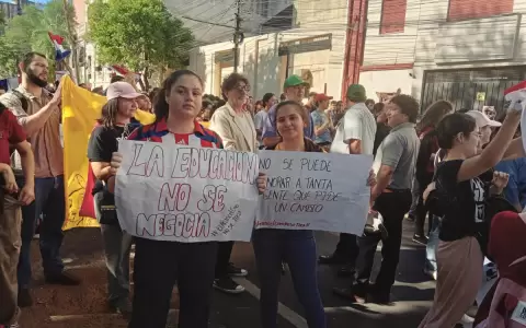Estudiantes universitarios copan las calles defendiendo continuidad del "Arancel Cero"