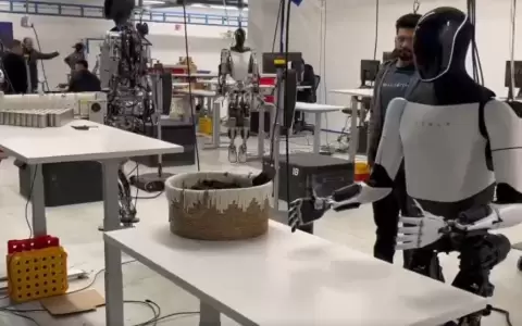 Elon Musk planea comenzar a vender su robot humanoide Optimus Gen 2 a finales de 2025