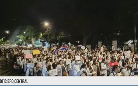 El "pu�ado" de estudiantes se hace multitud frente a Mburuvicha R�ga