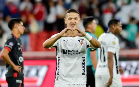 Otro d�a m�s en la oficina: Alex Arce anota para el triunfo de LDU
