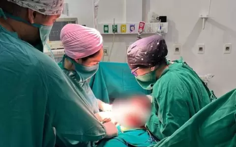 Extraen tumor de 23 kilos a paciente en Concepci�n