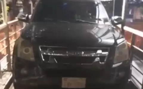 En Ciudad del Este, intenta pasar con su camioneta un viaducto peatonal �Qu� lo llev� a hacerlo?