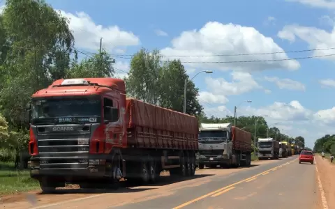 Camioneros piden reajuste del flete y no descartan ir a un paro nacional