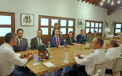 Pe�a abord� capacitaci�n y entrenamiento con comit� de Servicios Armados de EE. UU.