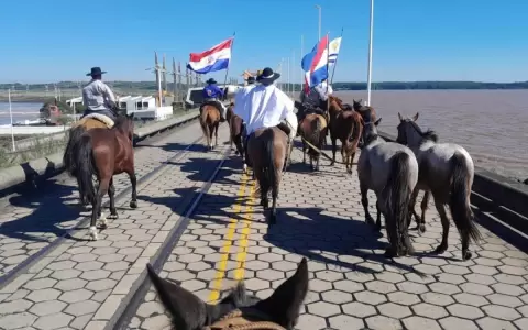 Un mes de cabalgata y mil kil�metros: jinetes uruguayos llegan a Asunci�n en honor a Artigas