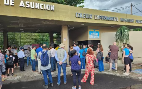 Padres de alumnos del CEPB fuerzan acceso en medio de toma de la sede