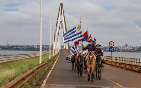 Tras las huellas de Artigas: jinetes del Uruguay ya est�n en tierra paraguaya