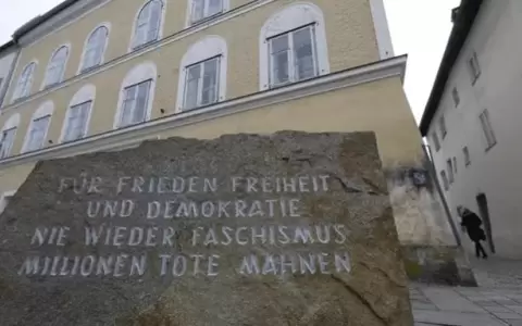 Detenidos cuatro alemanes por dejar una ofrenda y realizar el saludo nazi en la casa natal de Hitler