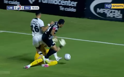 �Fue penal? La pol�mica jugada que protesta todo Olimpia