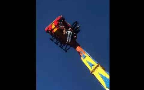 Ni�o no es la primera v�ctima en la Expo Canindey�, en 2022 una joven qued� colgada del "Kamikaze"