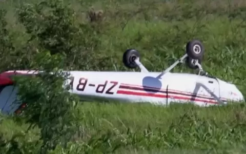 Cay� avioneta de escuela aeron�utica en el aeropuerto Silvio Pettirossi