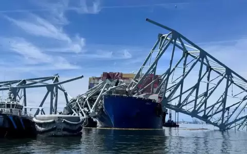 Abren en Baltimore un canal temporal para buques comerciales