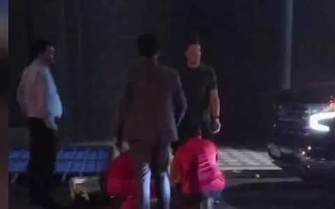 Cay� un port�n del estadio Defensores del Chaco sobre una madre e hijo