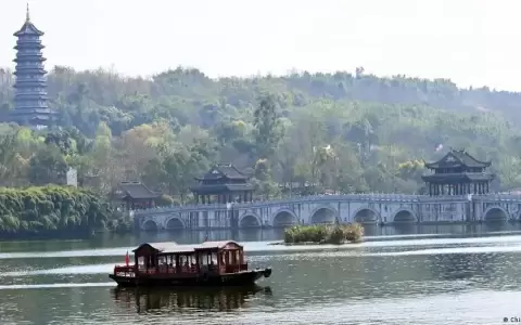 China: 12 fallecidos tras volcar lancha con turistas