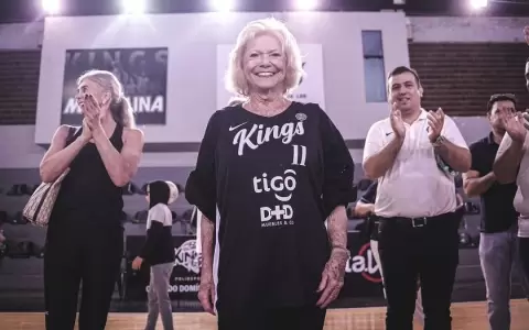 Emotivo homenaje de Olimpia Queens para Osvaldo Dom�nguez