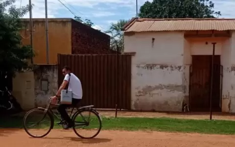Enfermero recorre en bicicleta las calles de Concepci�n para que todos sean inmunizados