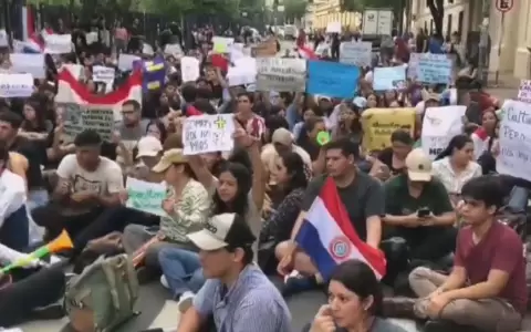 Arancel cero: universitarios marchan frente al Congreso donde se realiza una audiencia p�blica