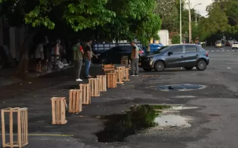 Nuevo intento de evitar extorsiones, retiran cajas colocadas por cuidacoches en veredas de Asunci�n