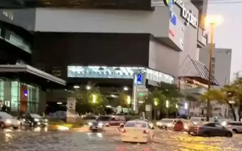 Raudales paralizan el pa�s