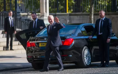 Carlos III retoma sus actos p�blicos con una visita a un centro contra el c�ncer