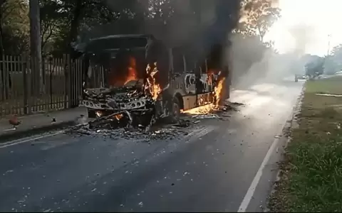 Bus ardi� en llamas en zona Bot�nico