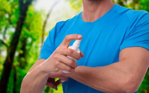 En uno de los peores brotes de dengue en Argentina, los repelentes faltan y sus precios se disparan