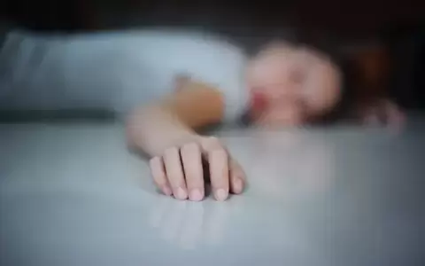 Una mujer se desvaneci� en plena v�a p�blica y constatan que perdi� la vida al instante
