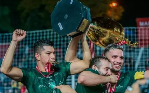 �Paranaense vence a Franco y grita campe�n luego de 10 a�os!