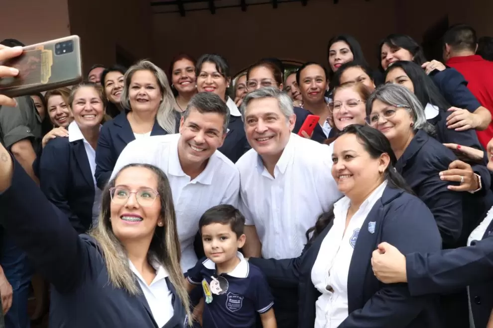 Peña felicitó a los maestros por su día y ratifica compromiso con el sector