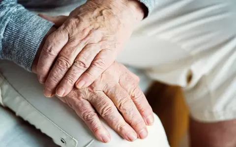 Anciana sufri� maltratos de su propia hija y su pareja, incluso dormir bajo la lluvia