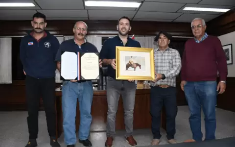 Concejales de Asunci�n dan reconocimiento a jinetes uruguayos por su traves�a hasta Paraguay