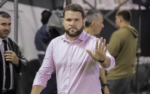 Ariel Galeano se queja de la cancha tras el empate