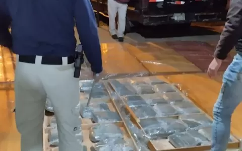 Incautaron 250 panes de marihuana a un taxista tipo flete en �eembuc�