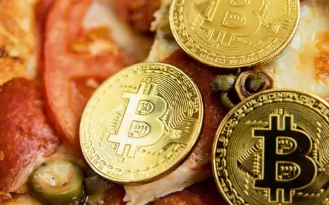 El bitcoin cumpli� 14 a�os. �Por qu� est� asociado con una pizza?