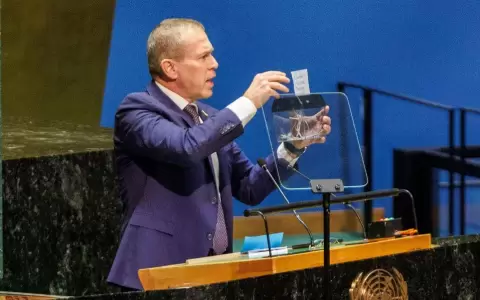 Embajador de Israel tritura una carta de la ONU en plena Asamblea General