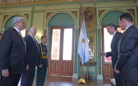 Santiago Pe�a recibi� cartas credenciales del embajador argentino