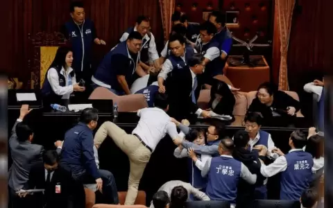 Legisladores de Taiw�n, a las trompadas en plena sesi�n