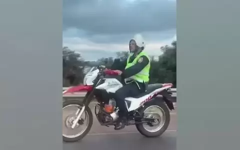 Se viraliza "ejemplo" de c�mo usar el casco con im�genes de agente de la Polic�a