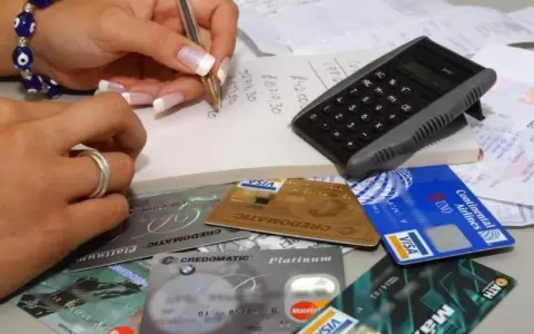 Consumidores no pueden salir del c�rculo de deudas.