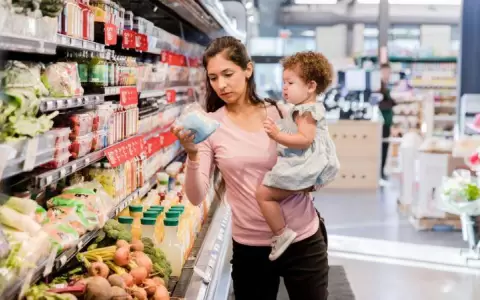 Consumidores se mantienen optimistas ante la econom�a, pero hasta ah�