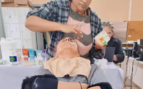 Mujeres privadas de libertad reciben capacitaciones de maquillaje y cosmetolog�a