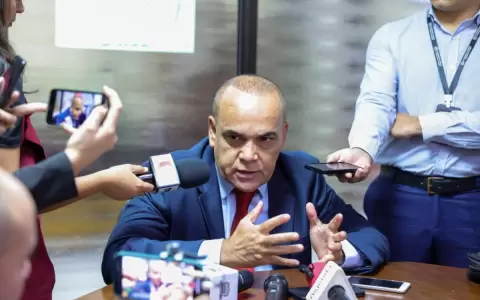 �Bachi" N��ez pide no ceder al "chantaje" de transportistas ante amenaza de paro